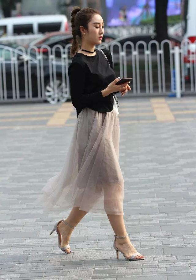 牛仔短裤|美女吊带背心搭配牛仔短裤，帅气大方也很显腿长，轻松穿出淑女范