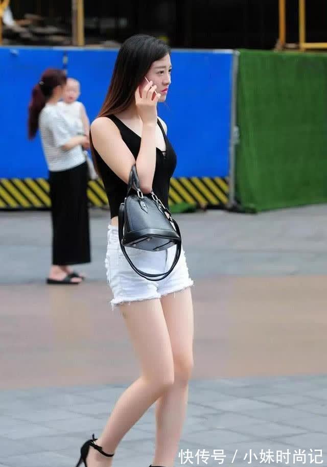 街拍 街拍美女:小姐姐的黑白风尚,简单又时尚学会了就能美上一个天