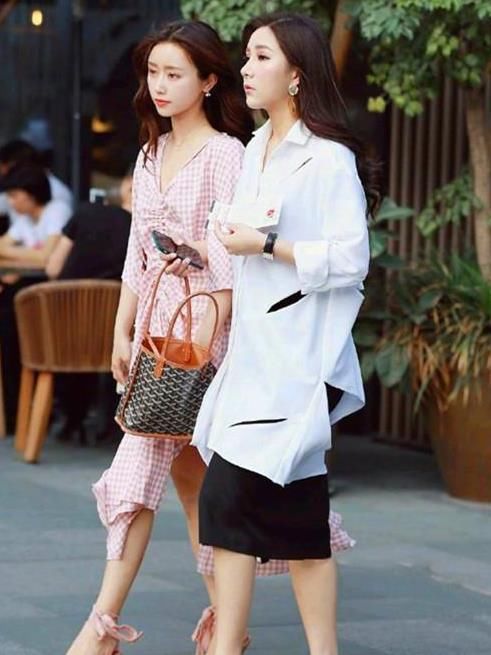 内衬|小姐姐穿粉色风衣，再搭配一件白色内衬，冷艳高贵显气质