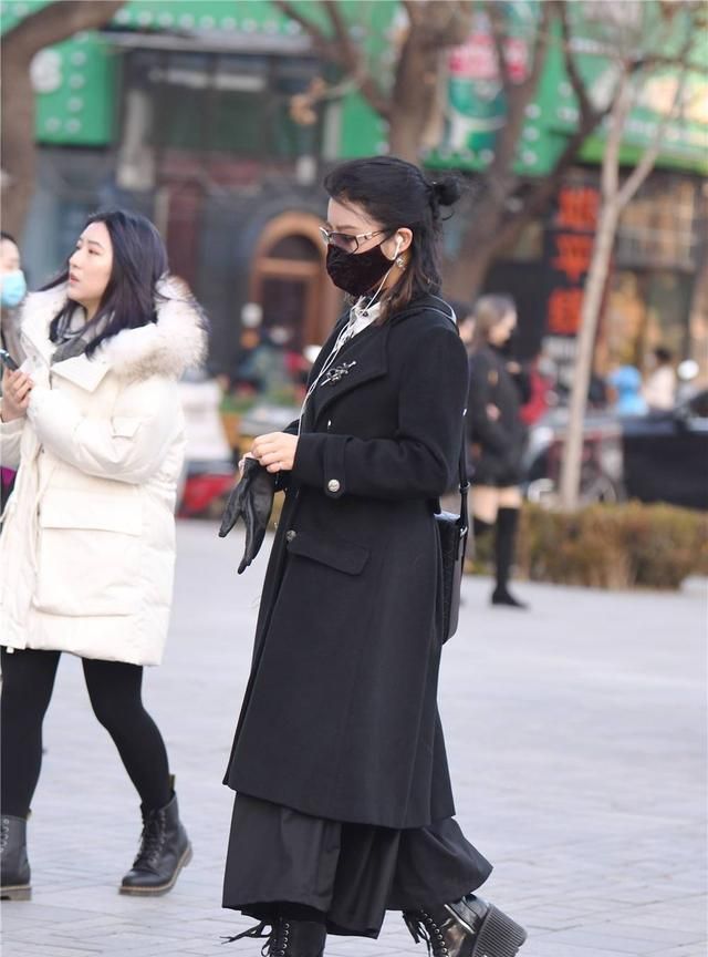 冬天可以选择黑色穿搭，黑色要搭配出层次感，要注意服装材质