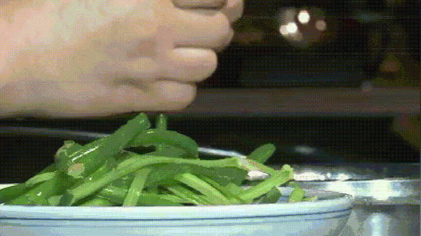  大错特错|炒蒜苔时，直接炒是大错特错的！少了这一步，蒜苔不香，更不入味