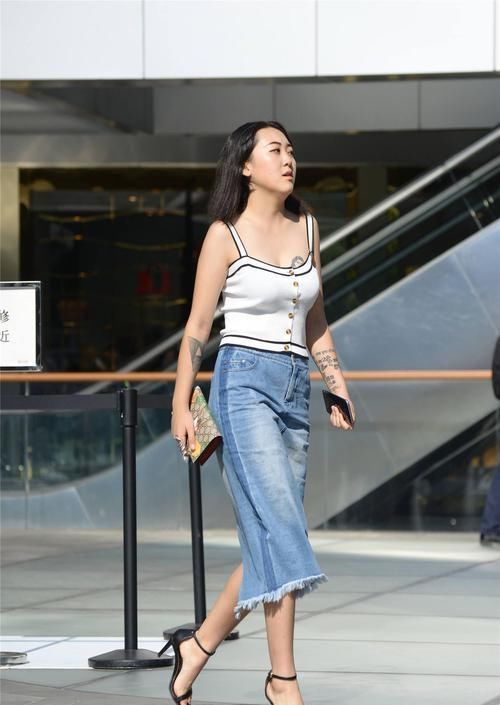 高腰牛仔筒裙搭配一字带细高跟，微胖身材也可以搭配出时尚美