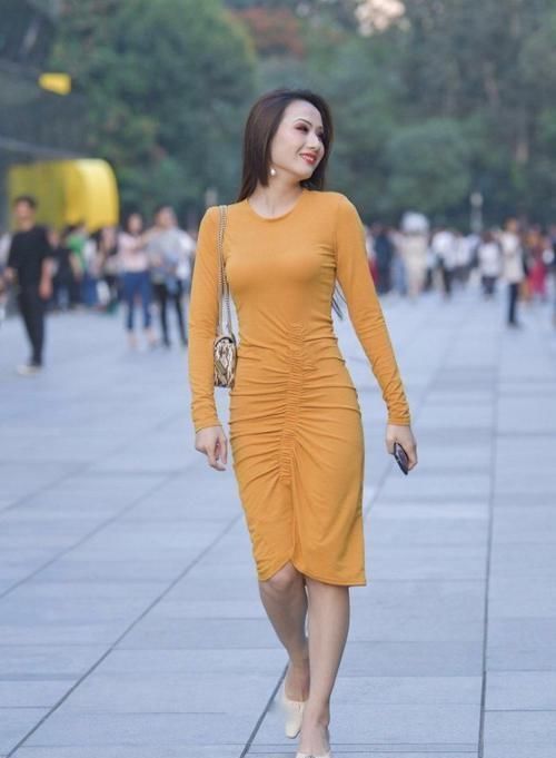 修身|35岁贵妇穿紧身连衣裙,修身显腿长还能减龄,展现不一样的气质