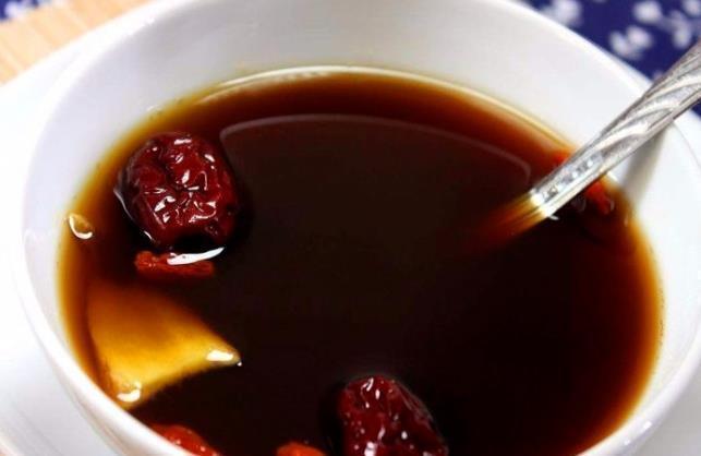 生姜|红枣碰上它,称“穷人的阿胶”,除去老雀斑,驱寒暖胃,皮肤好