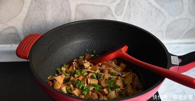 天越冷，这个菜在我家越受欢迎，辣味的豆皮炖起来