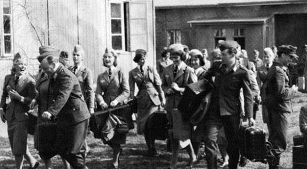 纳粹|二战时期德国女兵的风采，图6是纳粹的标志性动作