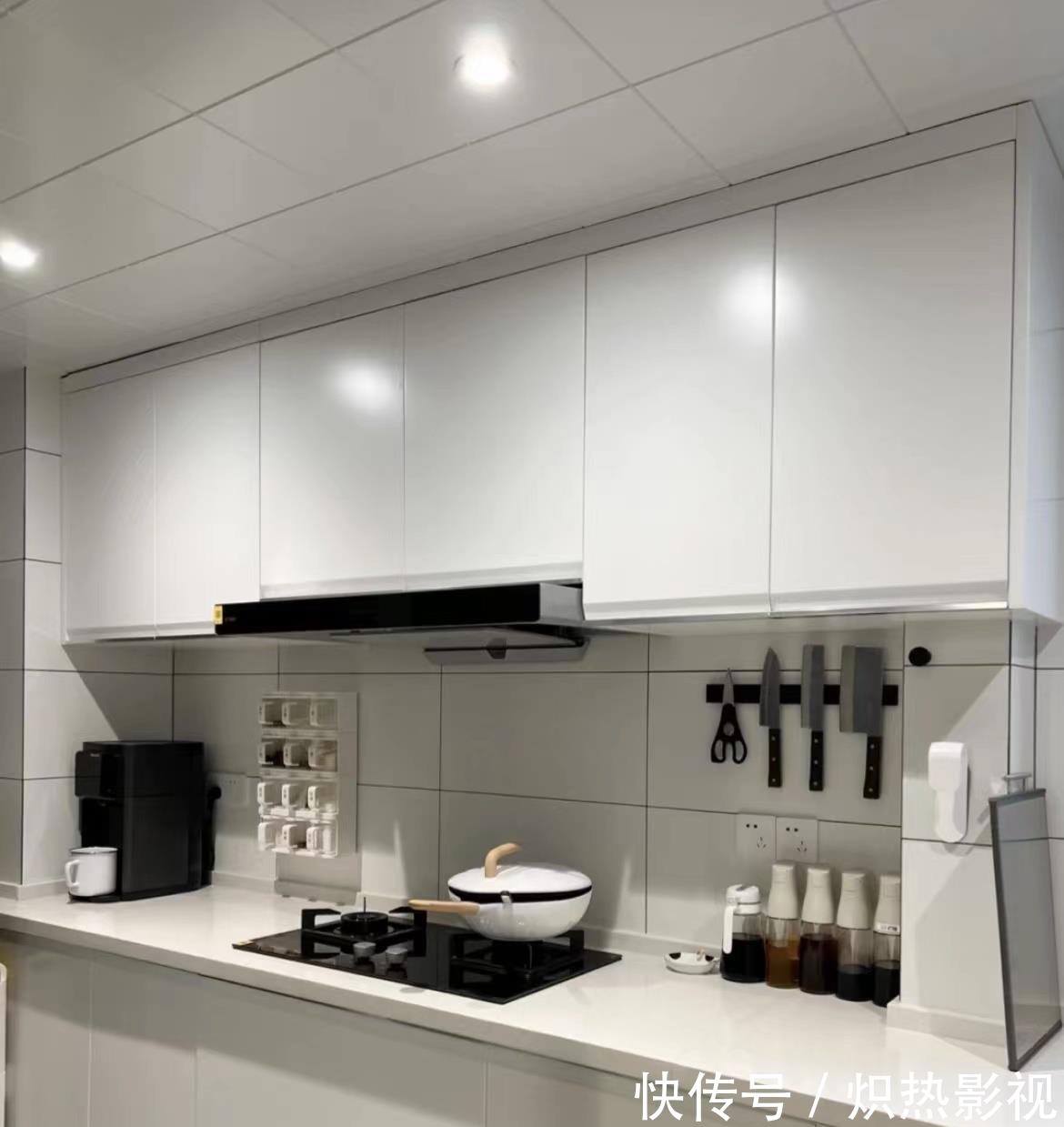 收纳|110㎡简约风,花费10W做橱柜,全屋“空无一物”,太舒适了