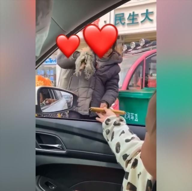 感恩|三岁娃看到捡垃圾奶奶，随手的这个举动，给父母上了一堂生动的课