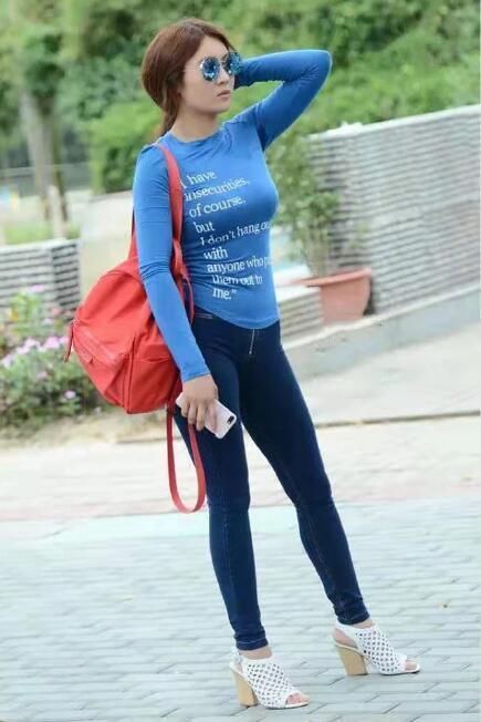 街拍小姐姐紧身牛仔裤搭配紧身上衣,穿出了秋水伊人的感觉