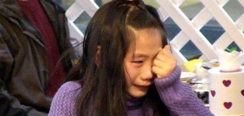 妈妈|7岁女儿半夜发高烧,嘴里却念叨文具盒坏了,妈妈打开后情绪失控