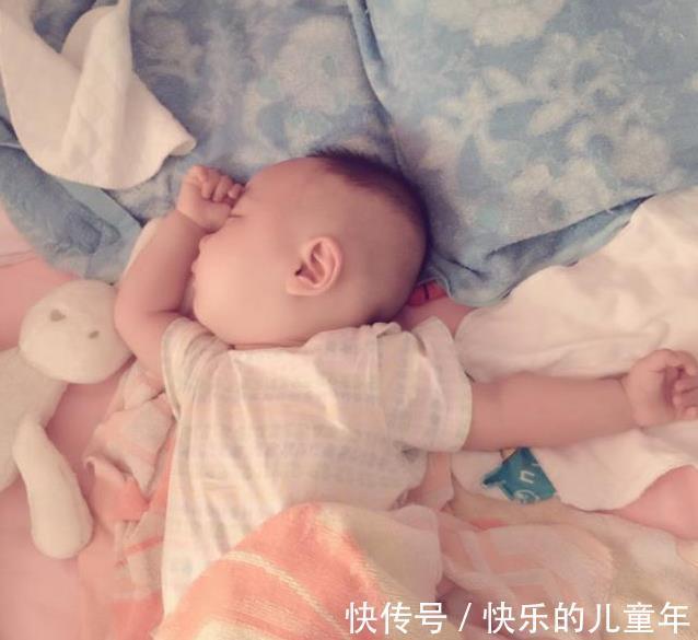 奇奇|孩子睡觉“滚来滚去”,不是因为天生淘气,背后的信号家长要读懂