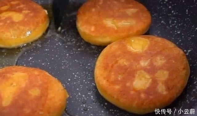 南瓜新吃法,不放面粉,柔软香甜,咬一口满嘴香,隔三差五做一次