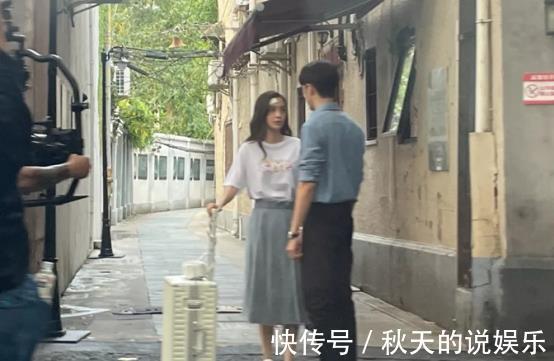 Angelababy拍戏被偶遇，穿T恤配半身裙贴创口贴，表情僵硬太出戏