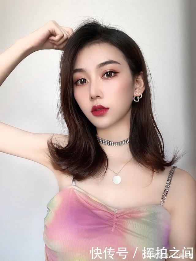 小姐姐穿七彩连衣包臀裙，展现非常迷人的腰线