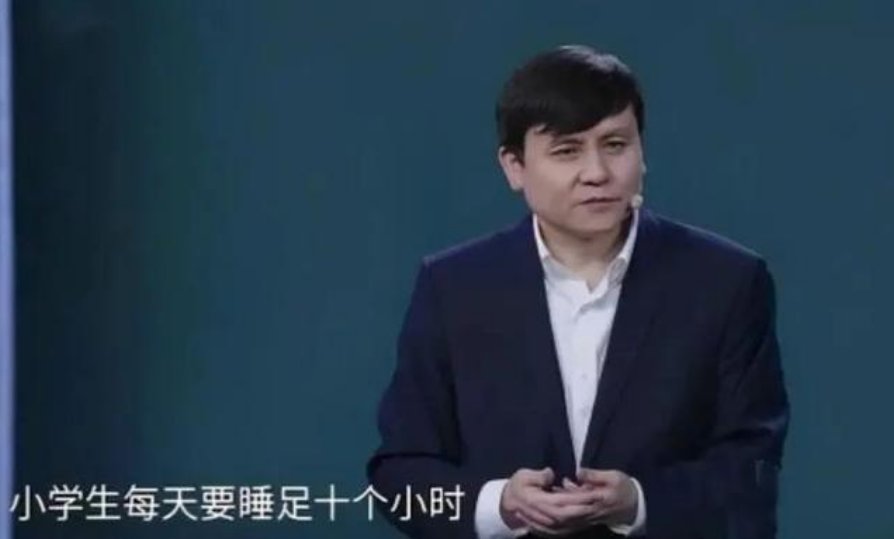 张文宏：小学生每天要睡10小时，学生父亲无奈：能睡一半就不错了