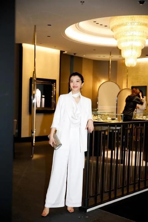 4、50岁的女性春天怎么穿？学“神仙母女”一身白穿搭，太高级