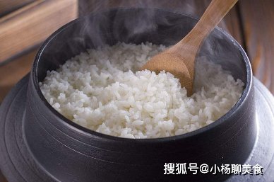 蒸米饭很硬很糙？外婆每次加上它，米饭又软又香，还不粘锅！