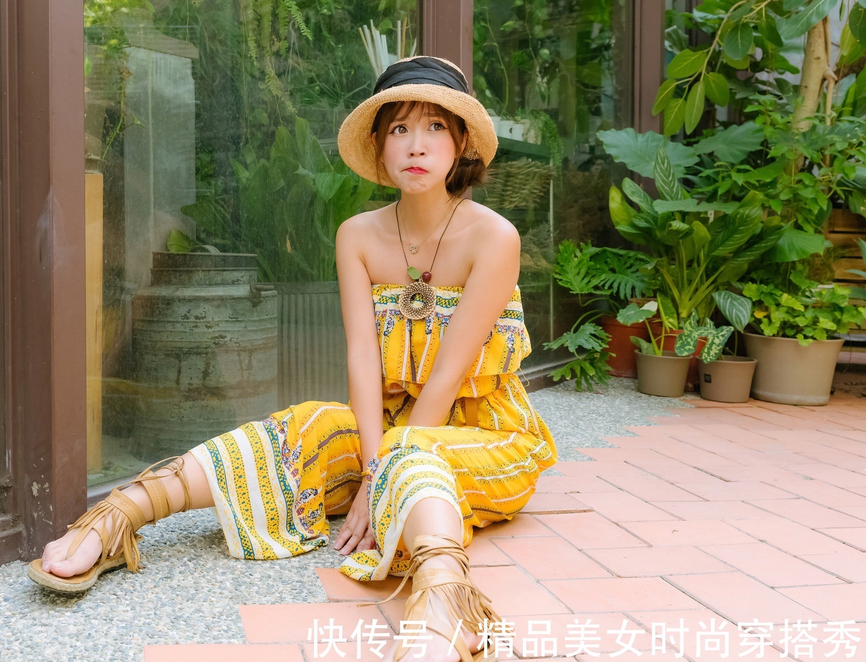 民族风|一字肩连体裤,搭配一双民族风十足的凉鞋,优雅浪漫