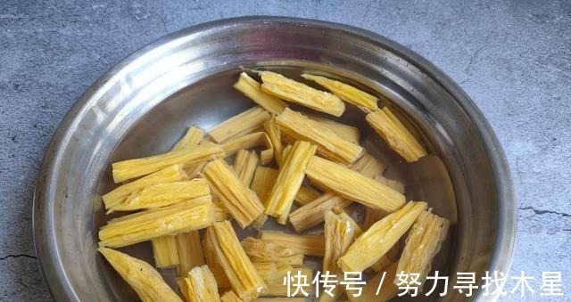 麻辣|腐竹这个做法真解馋,我家每周吃三次,麻辣鲜、不放肉也特香!