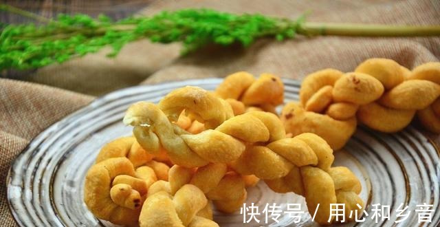 面粉里面加上2个鸡蛋,自己在家炸麻花,香脆好吃!