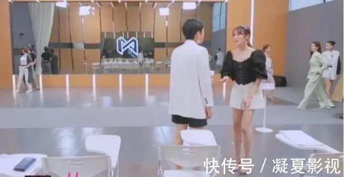 母女|节目中张凯丽与女儿闹翻,24岁张可盈直接崩溃,胡兵连忙安慰