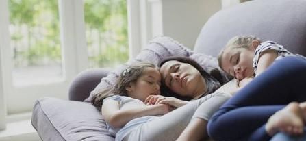 如果宝宝经常这样睡觉，发育会比同龄小朋友落后很多，赶紧改过来