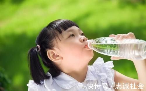 家乐|给娃喝水会导致积食？妇幼主任：给孩子喝水，3个时间点需躲开