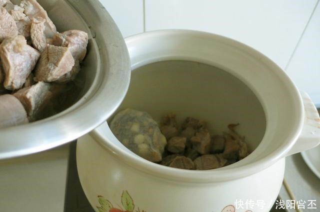 炖羊肉的时|炖羊肉时,这个香料不要放,加了就等于毁了羊肉,好多人都做错