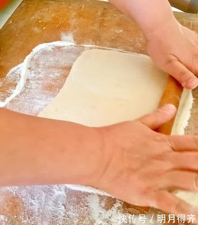 温水或凉水和面都不对，试试我烙饼的特殊方法，松软酥香，放一天都不会硬