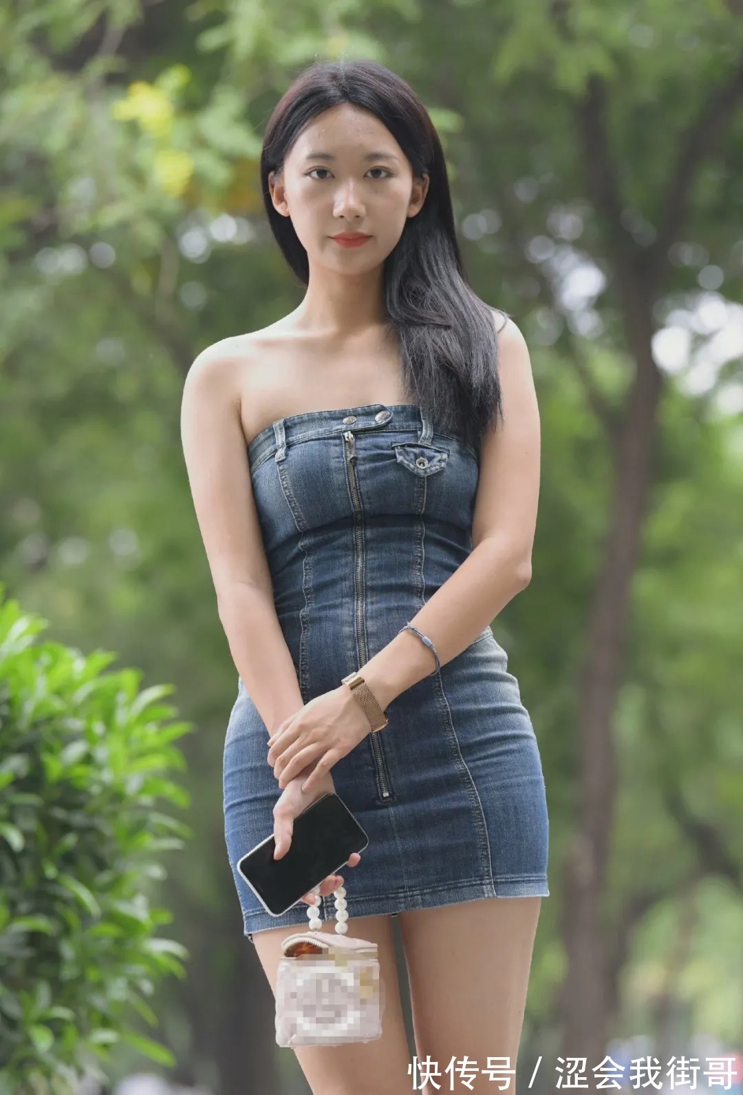 紧身裙 抹胸紧身裙搭配披肩发,呈现出一种简约大气的风采