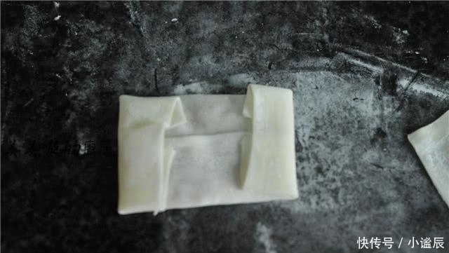 早餐别吃油条了,教你懒人做法,2块钱馄饨皮就搞定,比油条更香