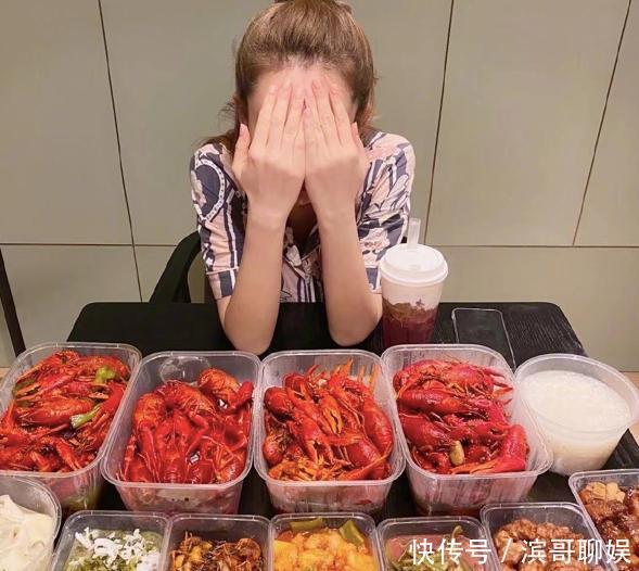 公众人物|戚薇挑战锁骨放口红,遭指责贩卖身材焦虑,类似争议行为不止一次