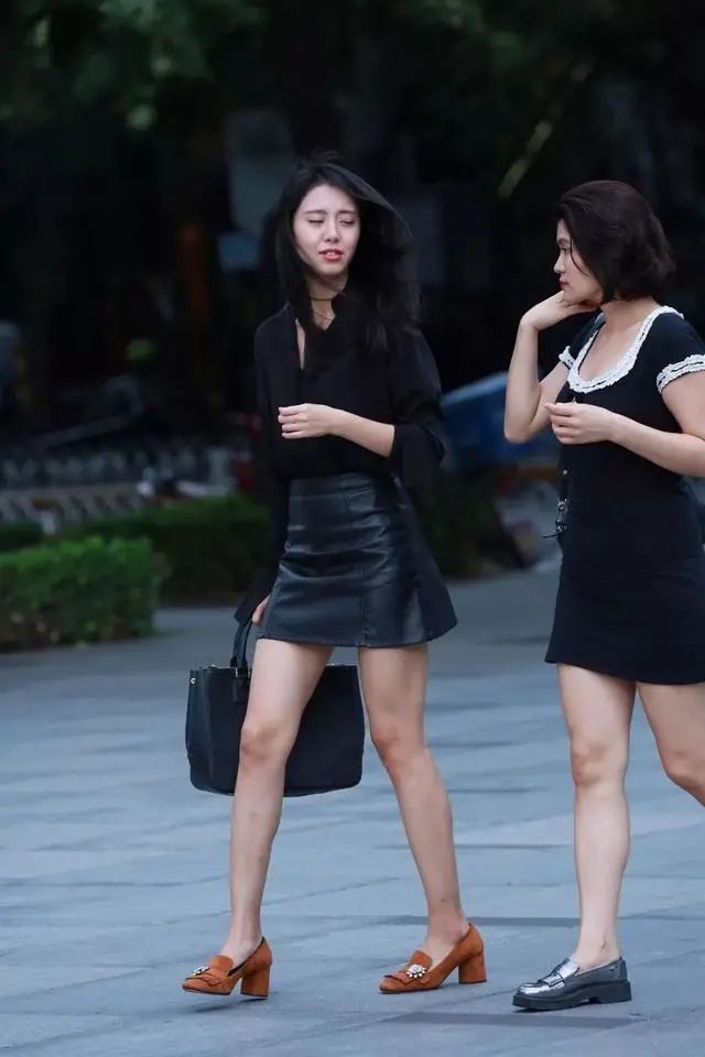 连衣裙|街拍美女:连衣裙能遮挡赘肉,塑造清纯少女感,让你充满时髦感