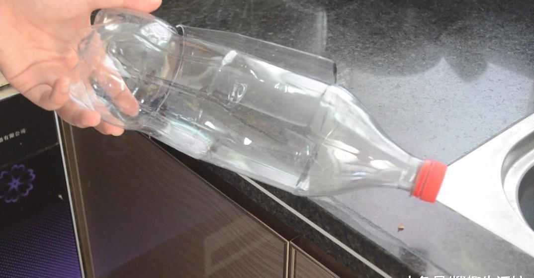 实用|大号塑料瓶别扔了, 剪一刀, 放在厨房里太实用了, 看到的人都夸好