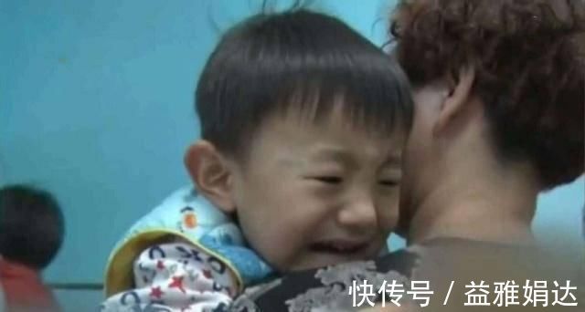 侄儿|萌化了六个月小宝宝不敢直视漂亮姑姑,被摸头后还会抿嘴偷笑