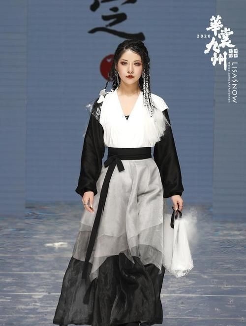 汉服@汉服与时尚结合被吐槽,模特身穿军大衣走秀,这也能被称为汉服?