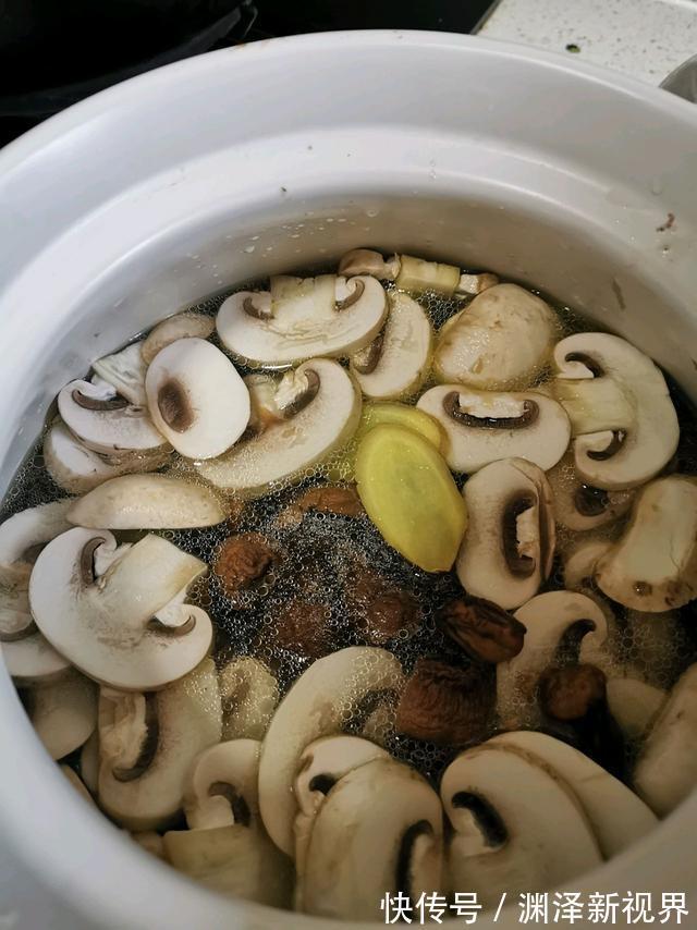 干燥的秋季，要给家人多做这种汤，营养又滋润，一口新鲜味道好