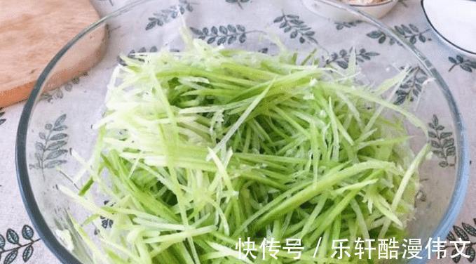 炸萝卜丸子,萝卜用不用焯水教您正确做法,丸子外酥里嫩不发硬