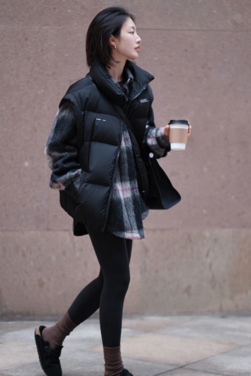 羽绒马甲|冬季穿衣别老一套,看看最潮的羽绒马甲,风格百变还时髦