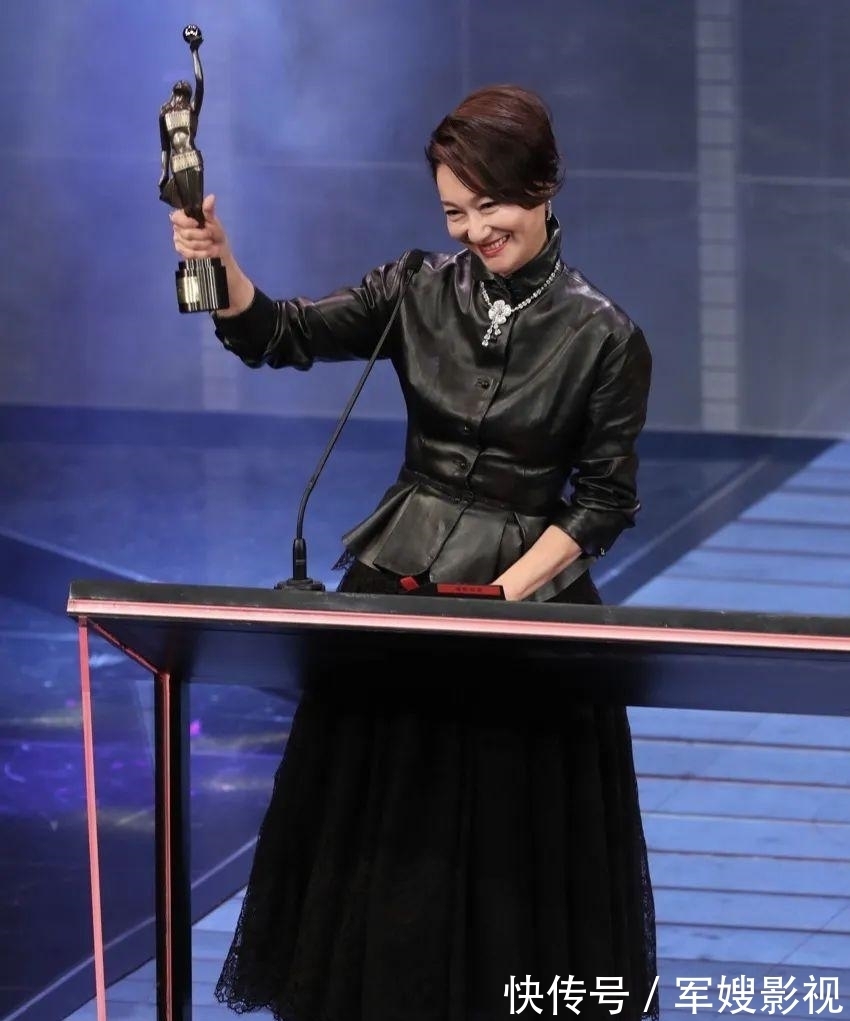 61歲惠英紅現身綜藝《大灣仔之夜》，14年后與陳小春再續母子緣