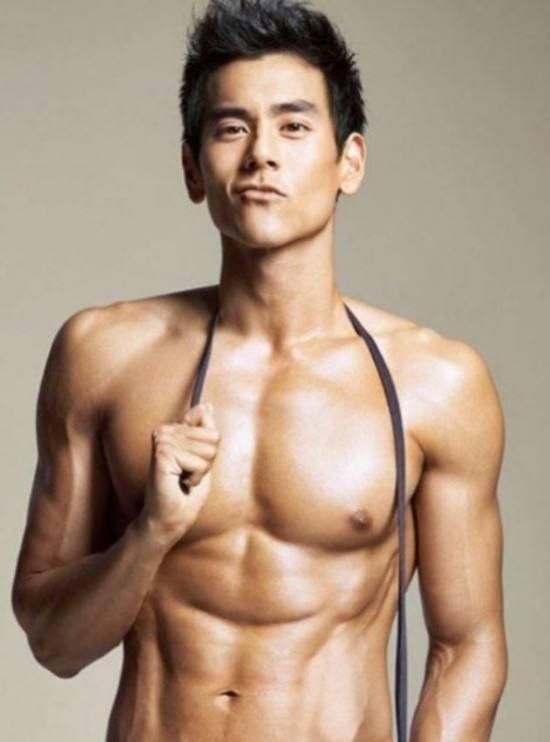 锻炼|男人如何练出大胸肌一组必练的动作，练出又窄又深的胸沟