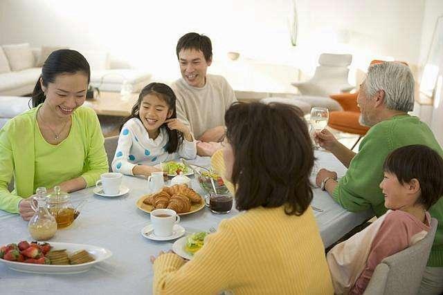 餐桌|孩子将来孝不孝顺，吃顿饭能看出有几种表现的娃，往往是孝子