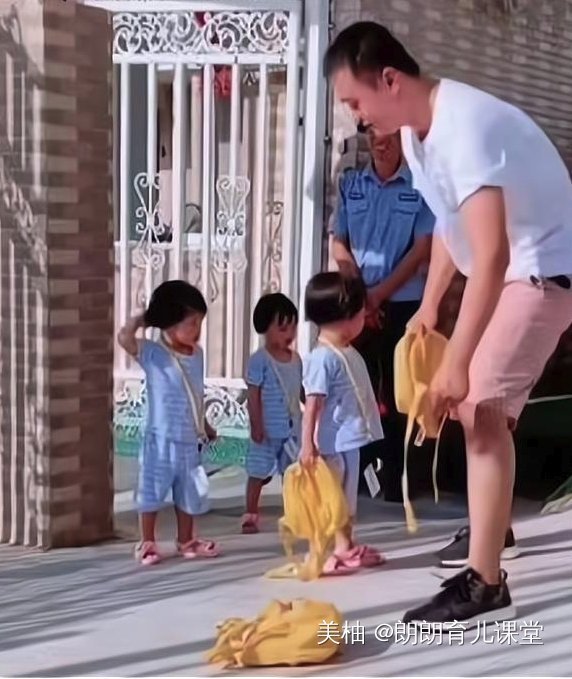 放学|爸爸接孩子放学迟到了,三胞胎女儿扔书包抗议,门卫大爷被逗笑了