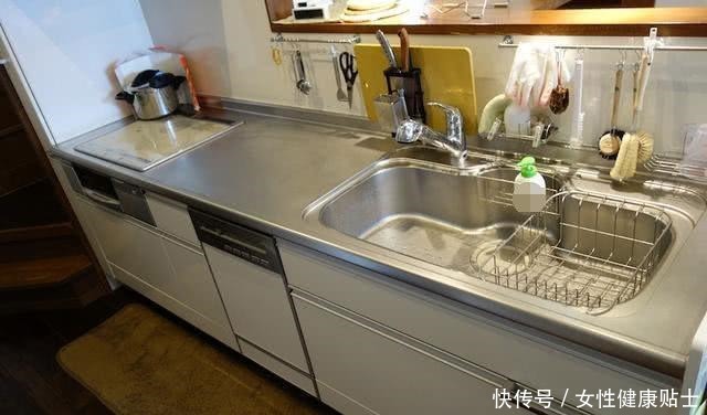 学日本人家，直接把灶台抬高了20公分，分分钟解决厨房收纳问题！