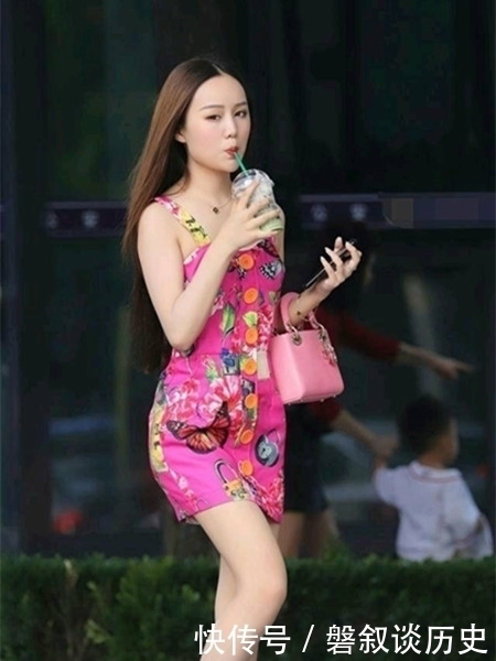 佳人|街拍穿着时尚的美丽佳人，时髦搭配与五官精致，如同美景让人难忘