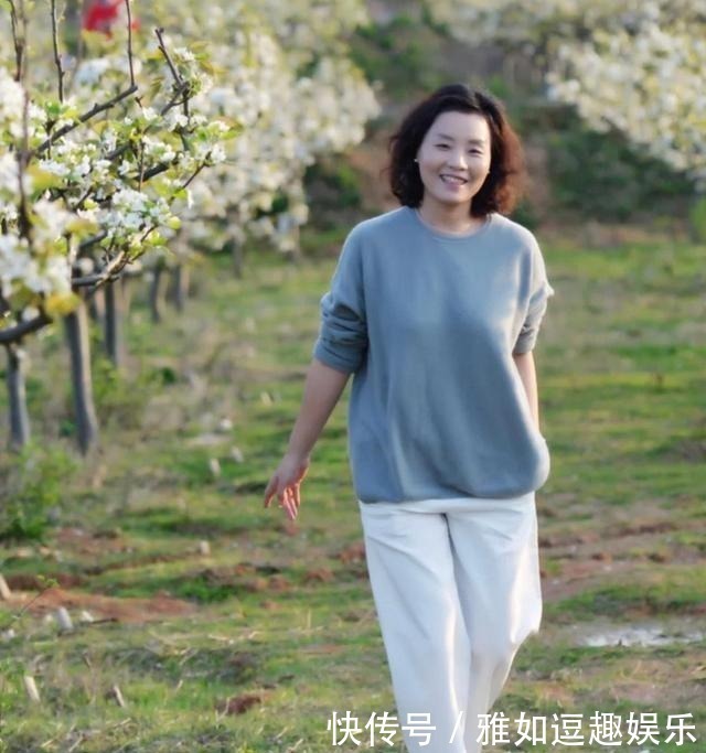 颜色|中年女人穿“花衣服”很土,照着这5套简约气质风穿,减龄有活力