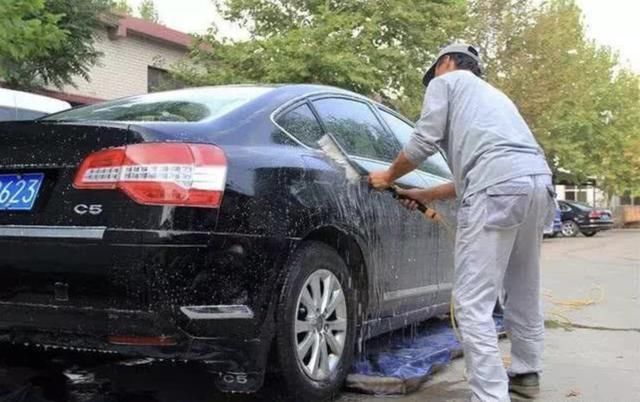 经常洗车和一月不洗车 哪种更伤车 看两年后 差距真明显 乐惠车