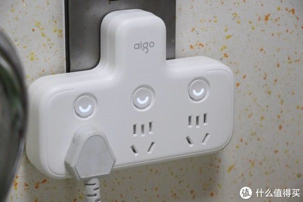 插座|墙上插座不够用?高温阻燃,独立分控:aigo一转多墙插转换器体验