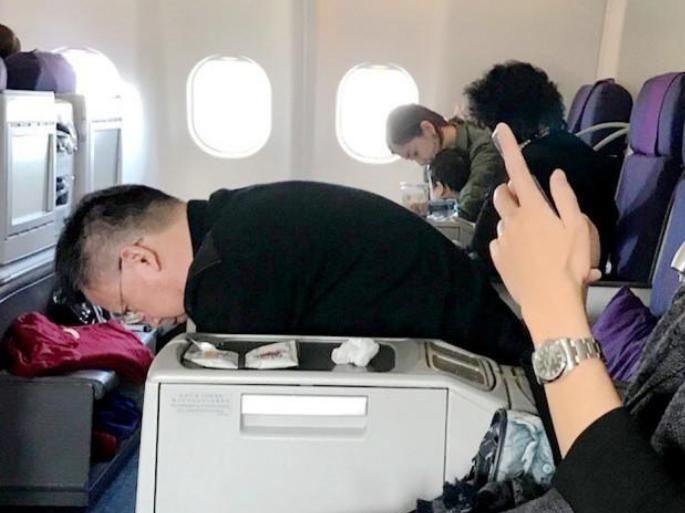  棉花|蔡徐坤吃棉花糖的时候，谁注意到身后的baby在干啥？当妈的秒懂