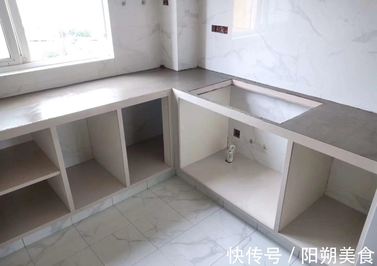 水泥|越来越多人不装橱柜，用水泥直接砌筑，看似实用，聪明反被聪明误